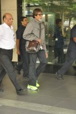 Amitabh Bachchan snapped in Mumbai Airport on 13th Sept 2012 (11).JPG